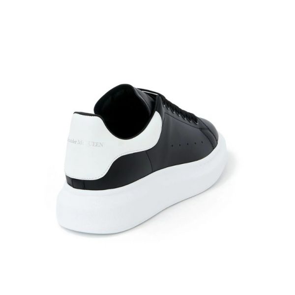 xr:d:DAFmkUkWp4Q:230,j:9081917212555088050,t:23110814 Alexander McQueen- Black White