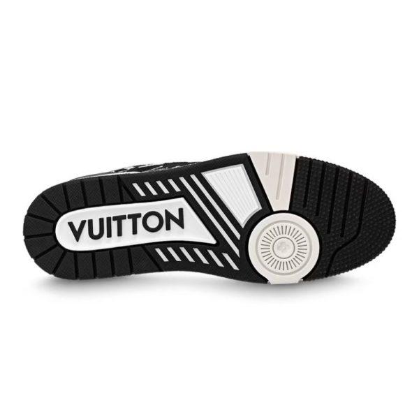 xr:d:DAFmkUkWp4Q:294,j:2542691591643655718,t:23111815 LV Trainer Monogram - Black