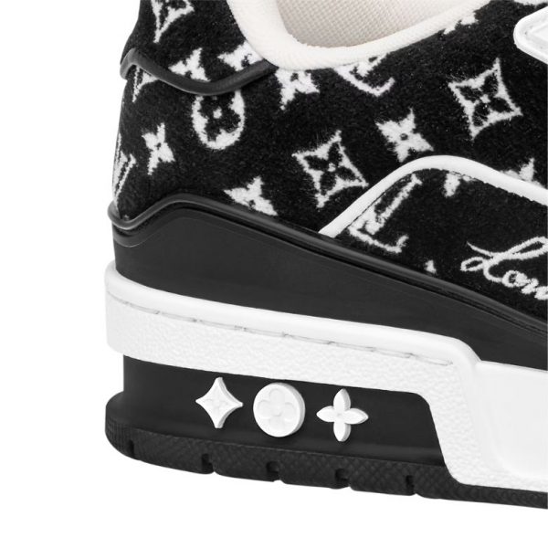 xr:d:DAFmkUkWp4Q:294,j:2542691591643655718,t:23111815 LV Trainer Monogram - Black