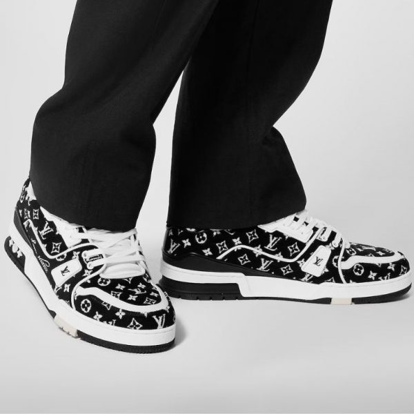 xr:d:DAFmkUkWp4Q:294,j:2542691591643655718,t:23111815 LV Trainer Monogram - Black