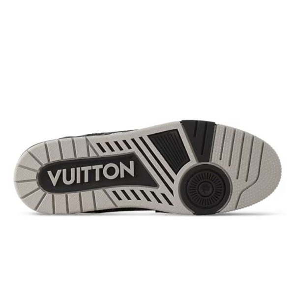 xr:d:DAFmkUkWp4Q:410,j:8378235883977832768,t:24010621 LV Trainer Monogram - Denim